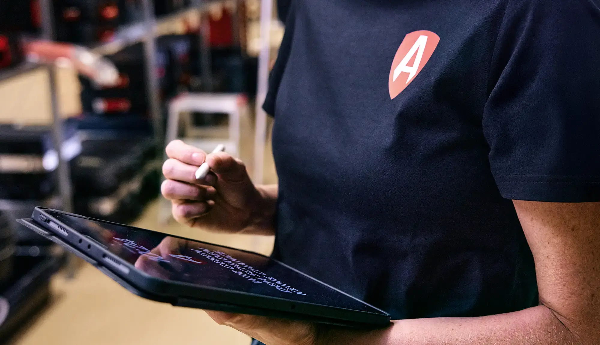 herrmann-lager-mitarbeiterin-tablet-content