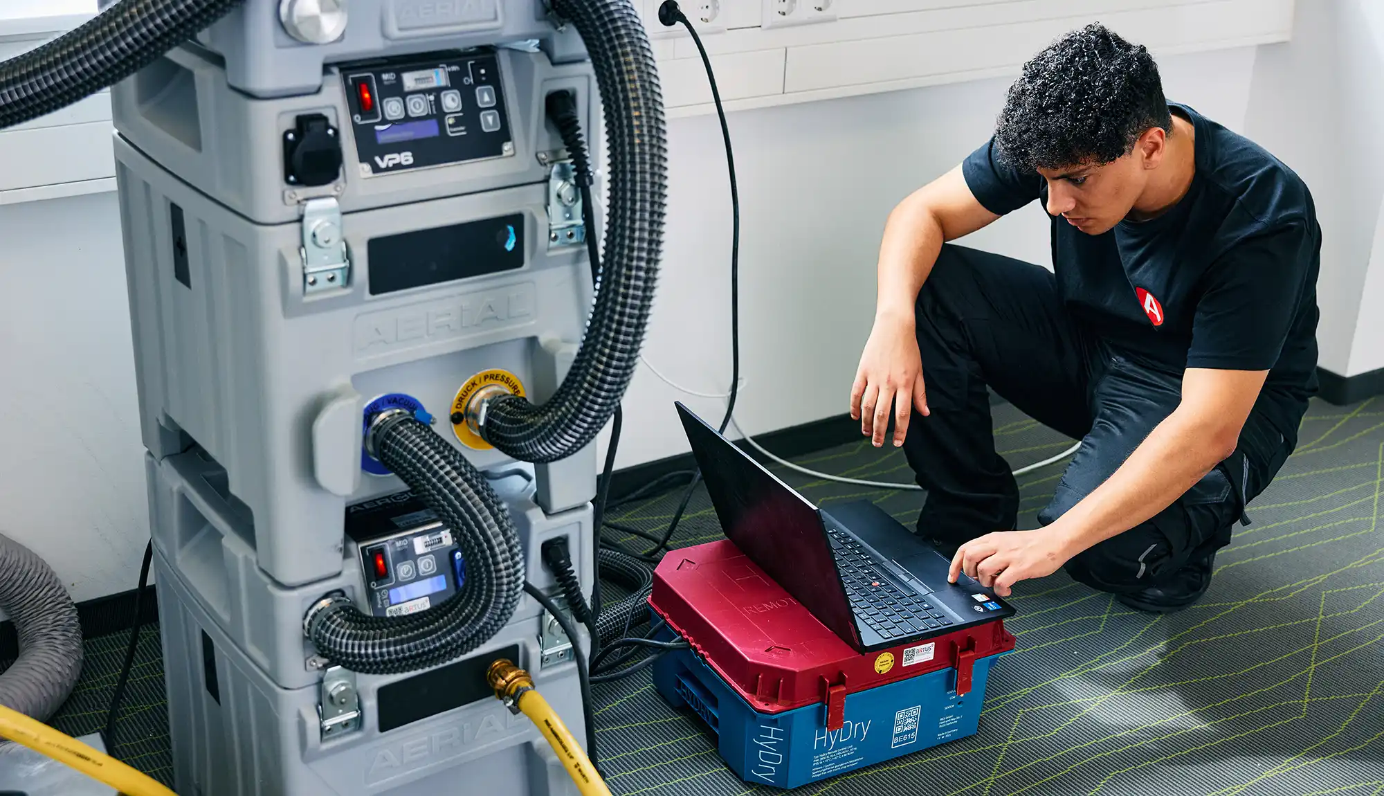 wasserschaden-mitarbeiter-laptop-content-2